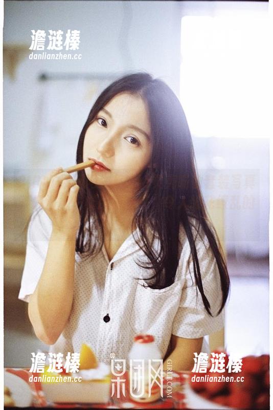 GIRLT果团网-little贝壳喵 GIRLT果团网 - little贝壳喵的套装写真,像海水一样层层涌来,令人眼花缭乱的体验!