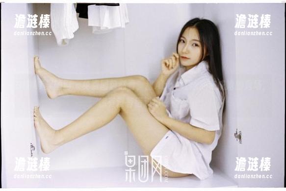 GIRLT果团网-甜Abby GIRLT果团网 - 免费图包必看,甜Abby让泳池变成她的秀场,你有没有错过那眼神?