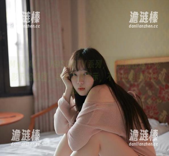 MyuA(뮤아)的SOOTV系列，针织裙在这个光影下的原图，与其说是展示，不如说是种微妙的挑逗。