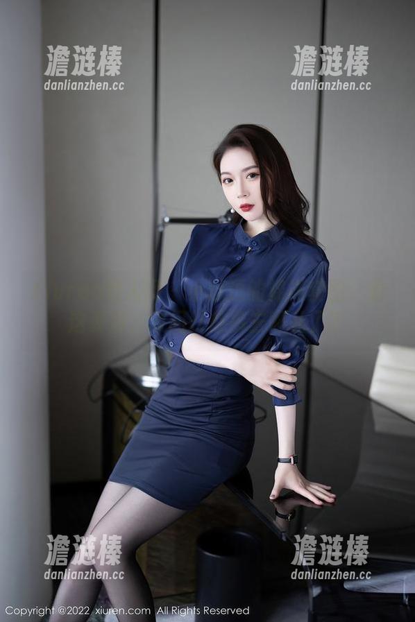 Xiuren秀人网-小逗逗 Xiuren秀人网 - 小逗逗的棉袜套图:看这姿势,敢问打底裤去哪儿了?