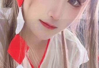 在三度_69的连衣裙旁，翻阅cos图包的轻松片刻
