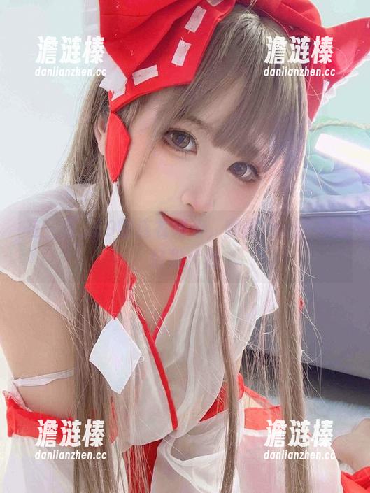 三度_69 在三度_69的连衣裙旁,翻阅cos图包的轻松片刻