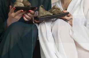 丽柜 – 在草地上,司琪和奶牛展开了一场写真大作战!