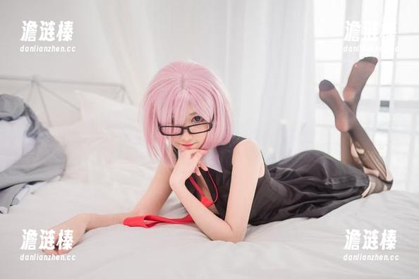 南桃Momoko 南桃Momoko的明日香黄裙合集:当校园风遇上艳丽色彩
