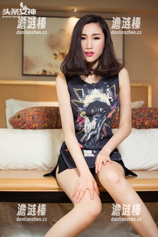 头条女神-杨曼妮 头条女神 - 看杨曼妮如何优雅地展现长腿:无圣光,好评如潮的原图