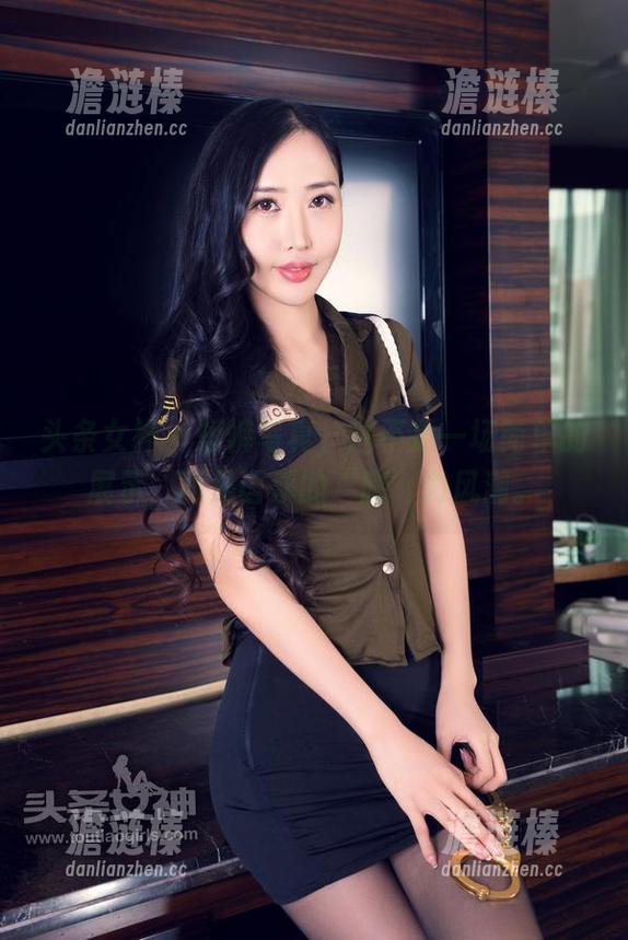 头条女神-语溪 头条女神 - 短裤写真,这不是一场简单的展示,而是语溪的“腿”力风潮。