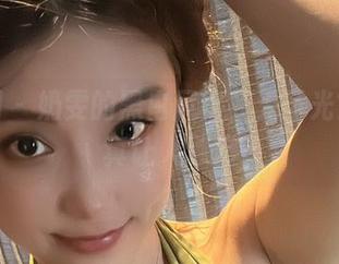 微密圈 – 奶雯的黑白风格，无圣光？这可真让人琢磨