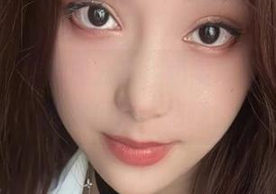 微密圈 – 美图和分享，奶雯带着红色战衣向你们打个招呼！