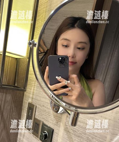 奶雯 微密圈 - 奶雯的红色漏背裙——让人意乱情迷的原图精选