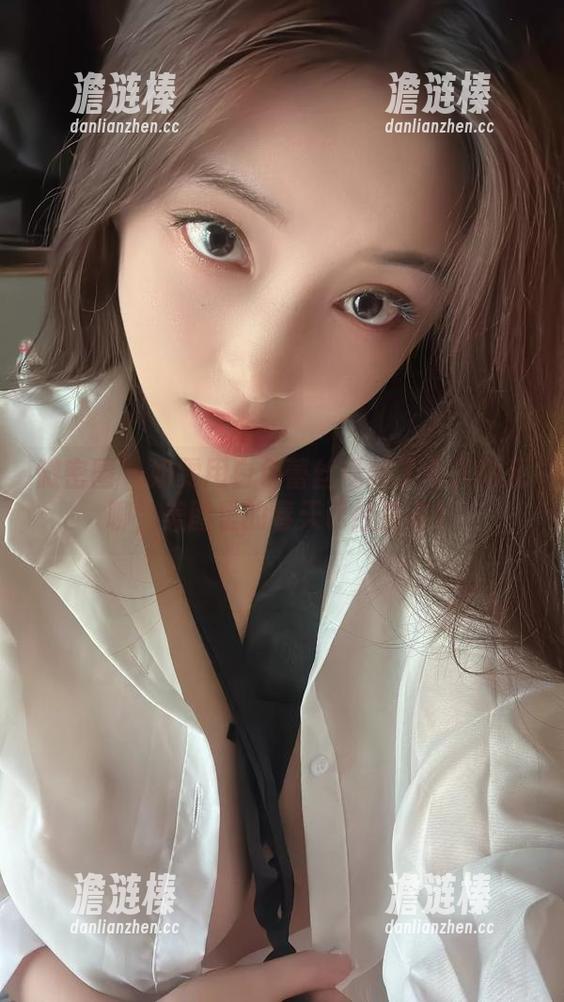 奶雯 微密圈 - 奶雯用白色蕾丝拯救了今天的无聊,美图里的春天已经复苏!