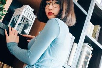 在这张图片中，孙乐乐(손예은)的短裙好像有自己的小情绪，真想知道她在想什么。