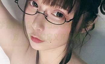 小泉学姐吖帮你打开恶魔模式,私房美图让你对“坏”的定义充满期待。