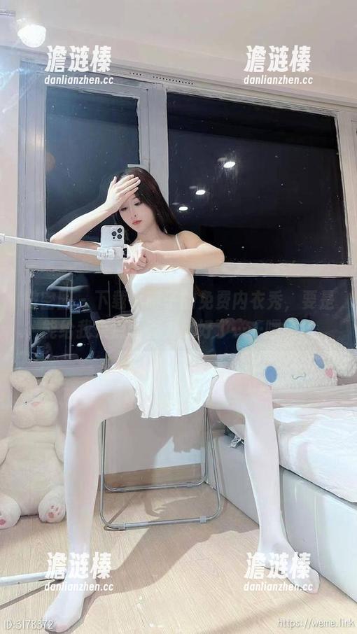 小萌子 微密圈 - 下载小萌子的免费内衣秀,要是能给我来点巧克力就好了……嘿嘿!