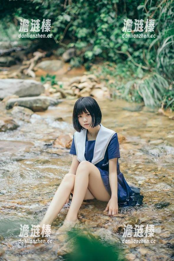 图片一打开，我的眼睛就被小野妹子w的清纯闪到了。