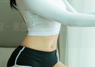 尤果网 – 黑色vs.栗子:在图库里聊聊私密穿搭