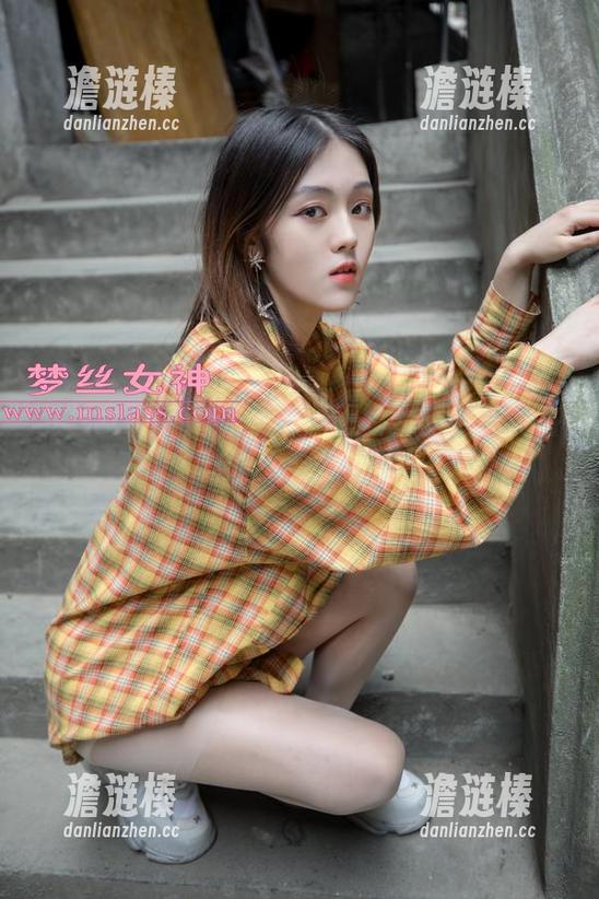 梦丝女神 - 最新写真：王娇娇的学妹风格，这也太会撩了吧！