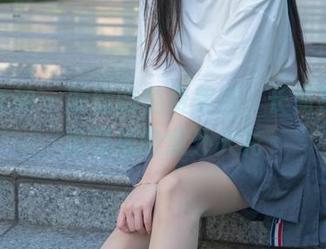 梦丝女神 – 璇璇的免费美图，长筒袜和风趣碰撞的意外火花
