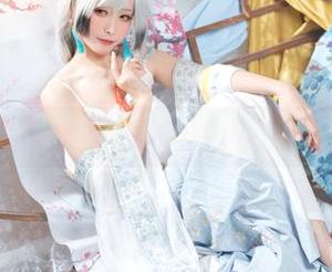 樱岛嗷一的最新迷迭香,图片中不经意的眼神让人难以忘怀。