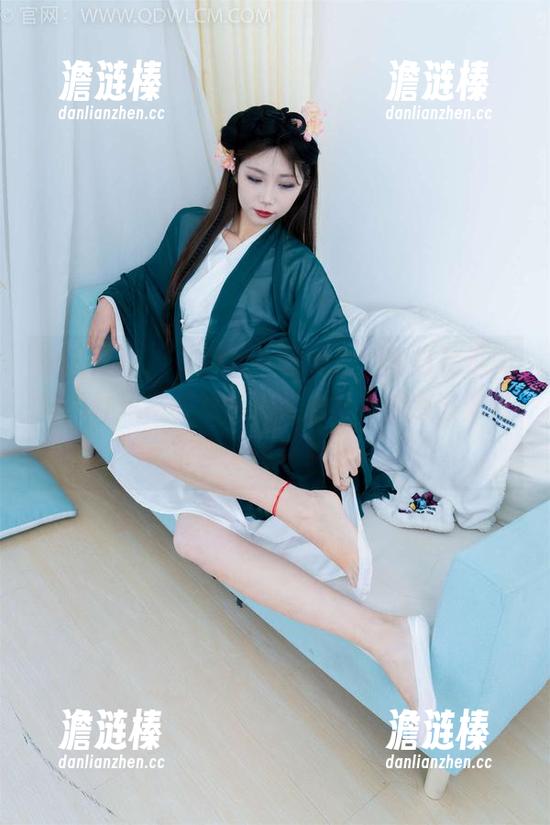 物恋传媒 - 小晴穿着短裤，原图与精选如同两种风格的对话，唉，真不知道该如何形容，这种美感。