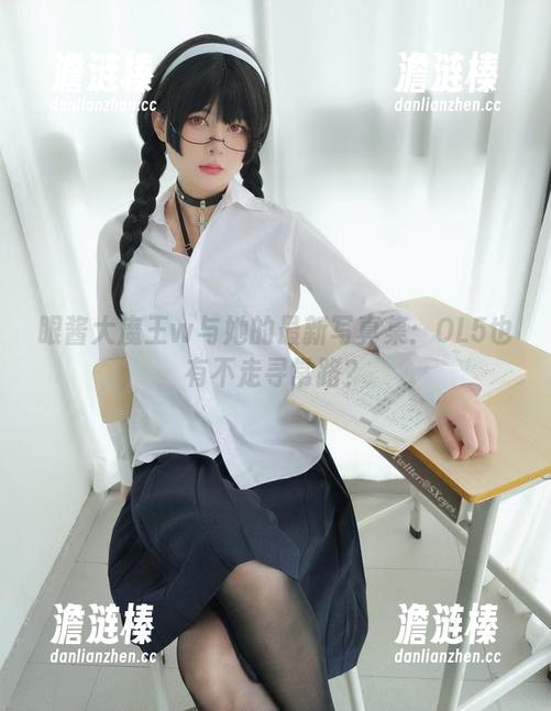 眼酱大魔王w 眼酱大魔王w与她的最新写真集:OL5也有不走寻常路?