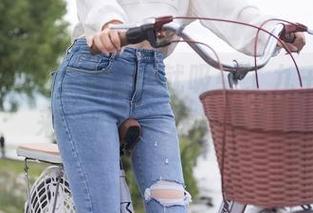 秀人网 – 这吊带怎么就吸引了九千柒柒?来,咱们共享一下!