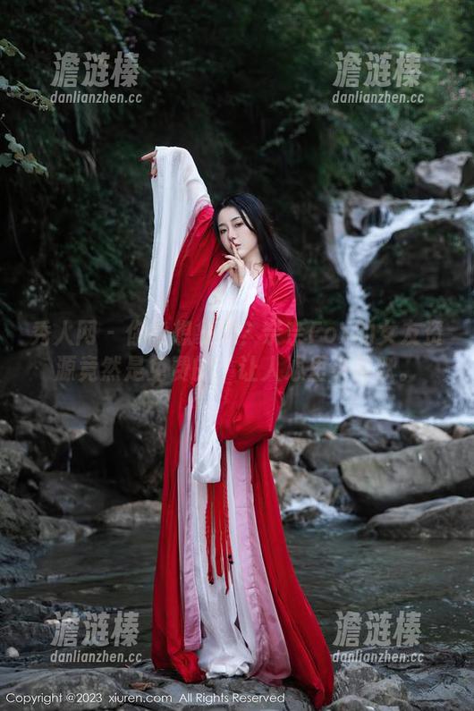 秀人网-奈奈Fox 秀人网 - 你能想象吗?奈奈Fox的女友资源竟然是免费的,让人心里小雀跃。