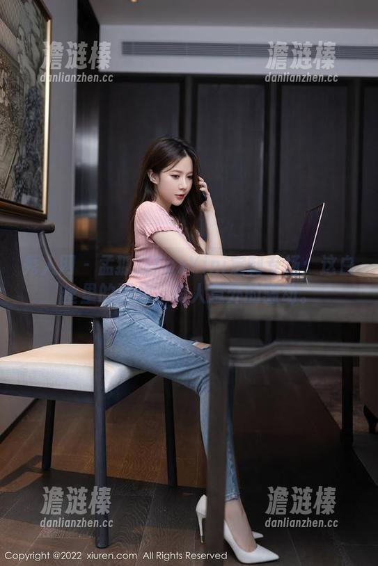 秀人网-孟狐狸FoxYini 秀人网 - 孟狐狸FoxYini定制专场:这白丝里的图片,令人意外的骚动。