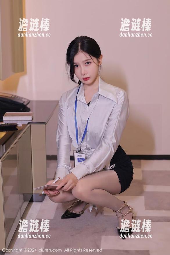 秀人网 - 眼镜图包：小泡芙winna借我智商的助攻，准备好迎接‘四眼’的风骚入侵了吗？
