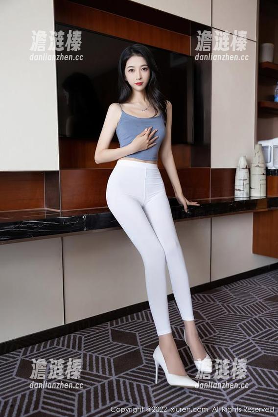 秀人网 - 甜妮的白丝图包，明亮舒服，但你会不会也有点小纠结呢？