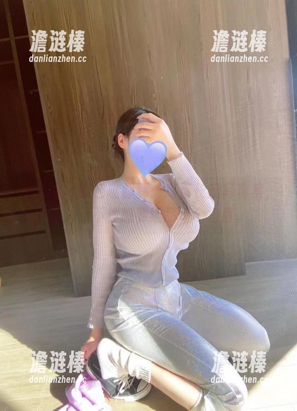 紫色哒豚豚 微密圈 - 紫色哒豚豚:高清长腿写真集,让人忍不住想要细品每个角度。