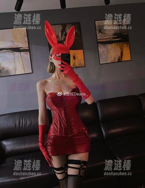 脸红Dearie 微密圈 - 脸红Dearie的丝袜脚踩道具全套,竟然这么有趣!
