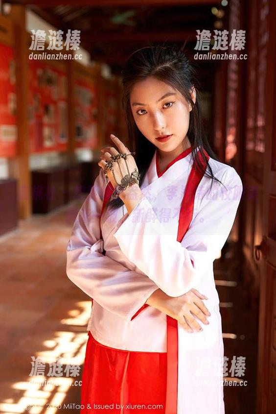 蜜桃社-李颖诗 蜜桃社 - 想要绿意盎然,李颖诗的校服美图来一波,新鲜得不行。