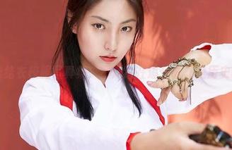 蜜桃社 – 结衣校服写真集,不知道在追什么,是历史课本吗?