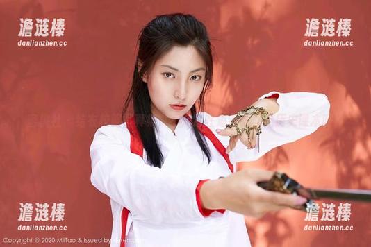 蜜桃社-结衣 蜜桃社 - 结衣校服写真集,不知道在追什么,是历史课本吗?
