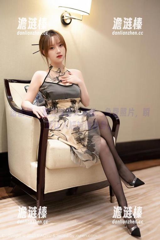 语画界-雅雯 语画界 - 雅雯教室大揭秘:免费照片,瞬间让人尴尬得转身。