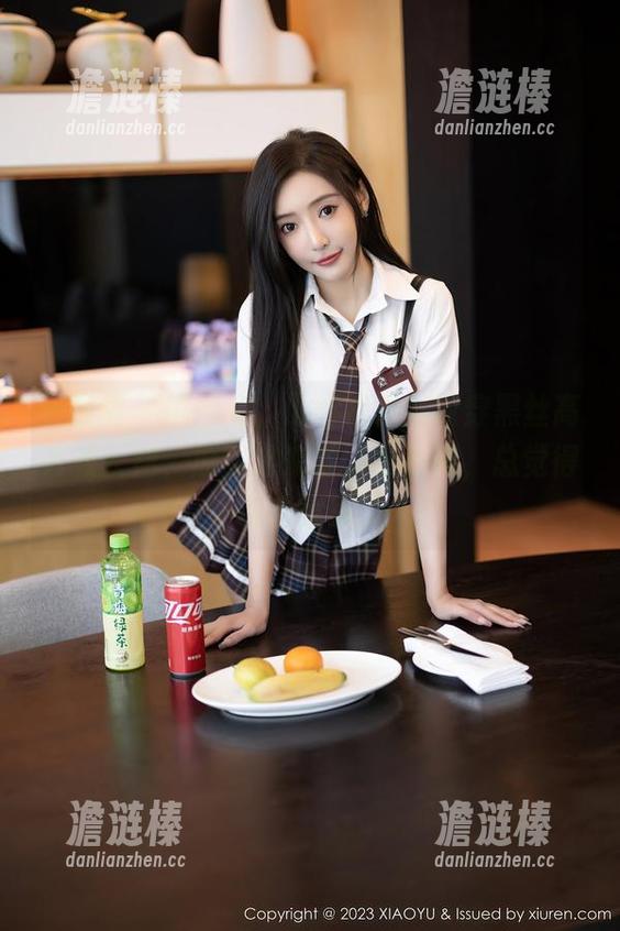 语画界-顾桥楠 语画界 - 说起来,顾桥楠居然敢穿黑丝高开衩长裙,原图出来啦,更新呢,总觉得有点意思。